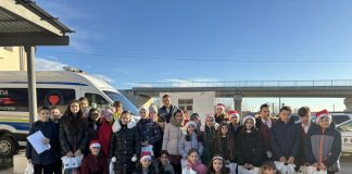 Un grup de colindători i-a încântat pe polițiștii de la Rutieră și personalul de la CE Oltenia