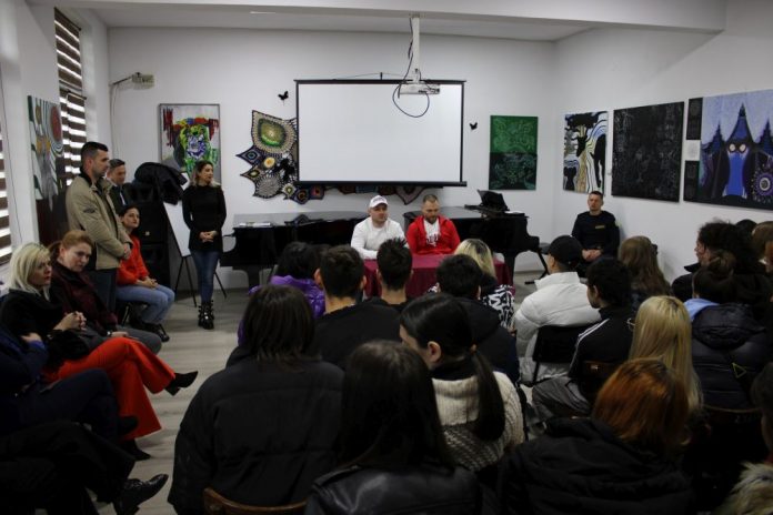 Elevi de la 4 licee din Târgu Jiu, la discuții despre delincvența juvenilă cu reprezentanții penitenciarului