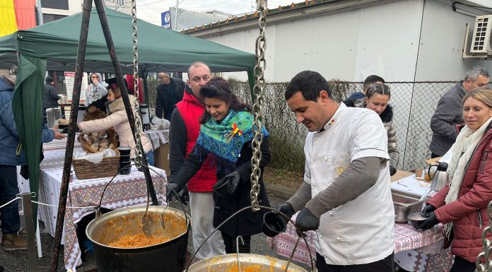 Un om de afaceri a oferit târgujienilor cateva mii de porții de fasole cu ciolan