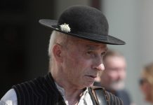 Educaţia…şi Lecţia de viaţă! – «Sindromul impostorului» în vremurile de azi – ,,Melodia «Aşa-i românul» e folclor maghiar! Eu, până una-alta, sunt muzician. Eu ştiu bobiţele, am făcut asta în şcoală, în academie! Dacă sare la cvintă, e folclor maghiar”!