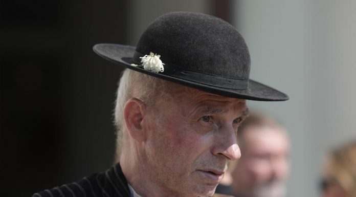 Educaţia…şi Lecţia de viaţă! – «Sindromul impostorului» în vremurile de azi – ,,Melodia «Aşa-i românul» e folclor maghiar! Eu, până una-alta, sunt muzician. Eu ştiu bobiţele, am făcut asta în şcoală, în academie! Dacă sare la cvintă, e folclor maghiar”!