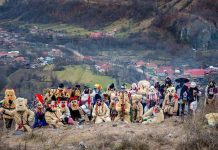 Obicei unic în Oltenia. Pițărăi cu măști, pe ulițele satului, în ajunul Crăciunului