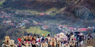 Obicei unic în Oltenia. Pițărăi cu măști, pe ulițele satului, în ajunul Crăciunului