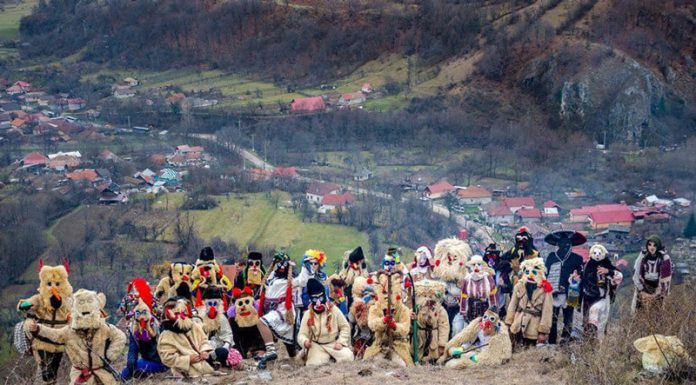 Obicei unic în Oltenia. Pițărăi cu măști, pe ulițele satului, în ajunul Crăciunului