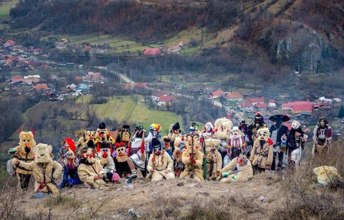 Obicei unic în Oltenia. Pițărăi cu măști, pe ulițele satului, în ajunul Crăciunului