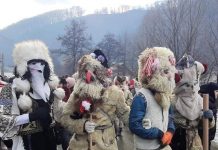 Pițărăii cu măști revin la Cloșani