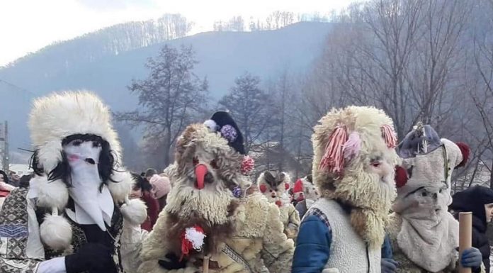 Pițărăii cu măști revin la Cloșani