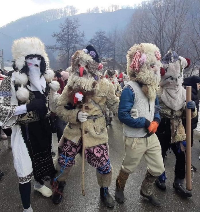 Pițărăii cu măști revin la Cloșani