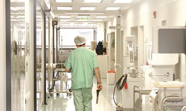 Curtea de Conturi cere ca medicii să nu mai poată profesa și la stat și la privat