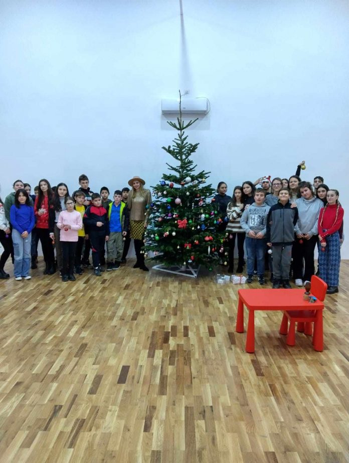 Brad de poveste, la Stăneşti