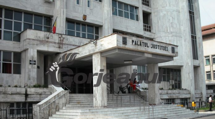 Arest preventiv pentru gorjeanul care a șantajat o femeie cu distribuirea de fotografii indecente