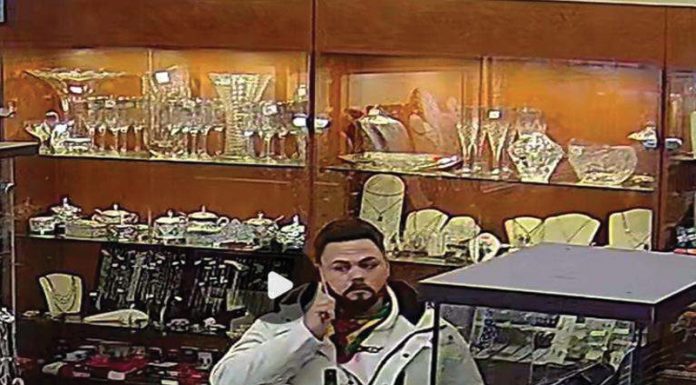 Încătușat după ce a furat bijuterii! Dat în căutare pe Facebook!