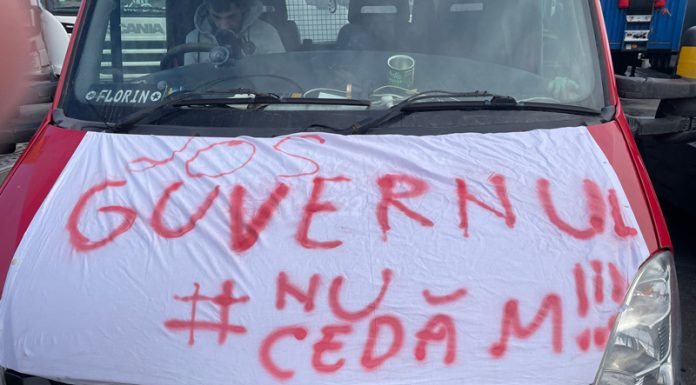Transportatorii din Gorj continuă protestele