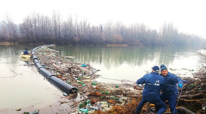 PET-uri și lemne scoase din Jiu
