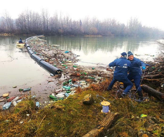 PET-uri și lemne scoase din Jiu