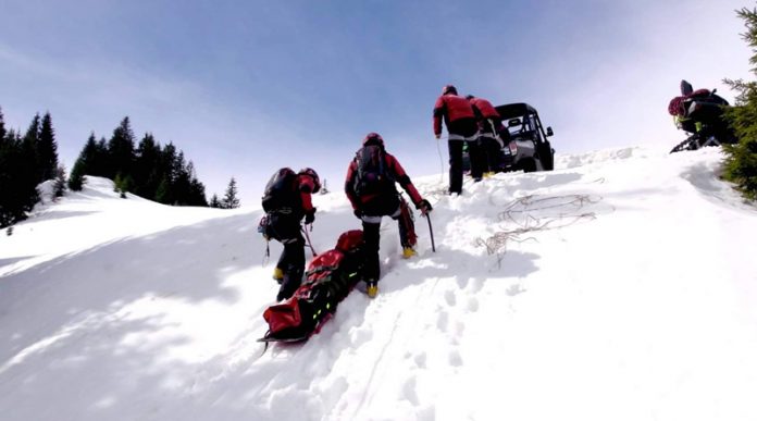 Accidente pe pârtiile de schi de la Rânca. 96 de persoane au fost salvate de pe munte