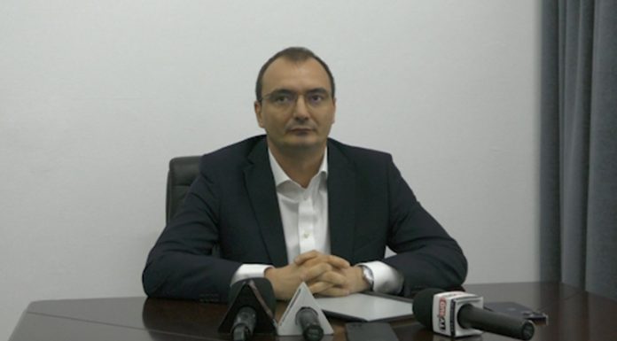 Războiul dintre Iulian Popescu (PNL) și Cosmin Popescu (PSD) a devenit instituțional