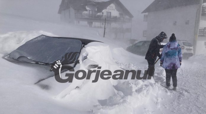 Viscol la Rânca! Mașini acoperite cu zăpadă!
