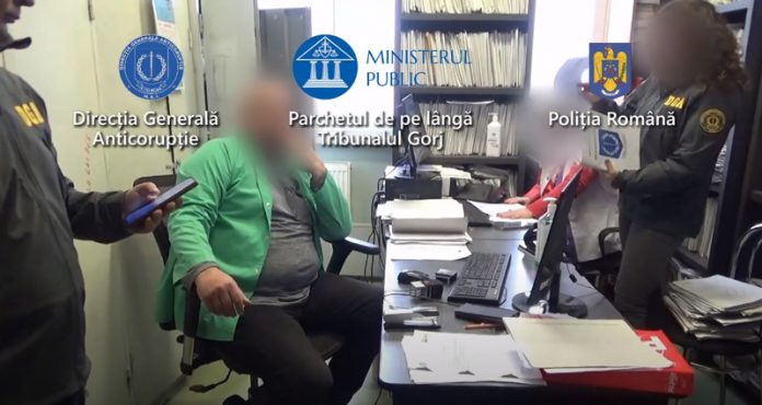 VIDEO: Dosarul pensionărilor pe caz de boală! Iată cum funcționa mecanismul infracțional și cine sunt persoanele reținute pentru luare de mită!