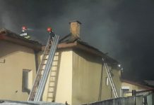 A ars acoperișul unei case din Drăgoieni