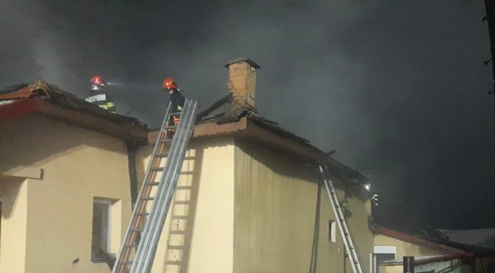 A ars acoperișul unei case din Drăgoieni