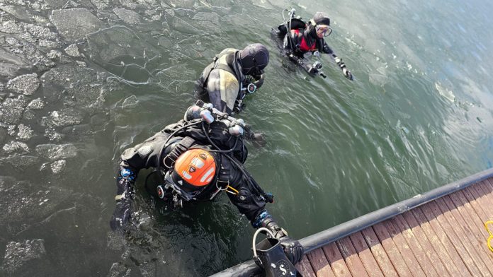 FOTO/VIDEO, Lacul Sâmbotin: Exerciții de salvare în ape înghețate