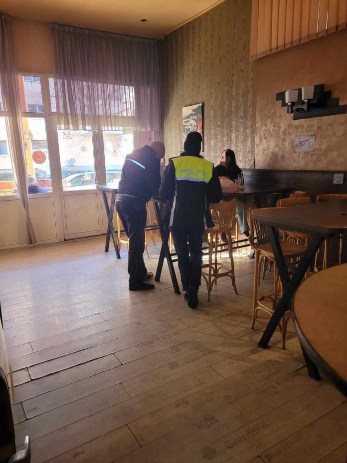 Elevii chiulangii, prinși de polițiștii gorjeni în baruri