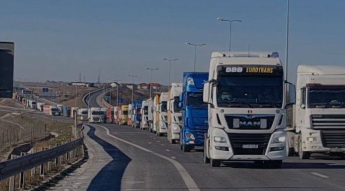 Fermierii și transportatorii amenință că o să blocheze Capitala