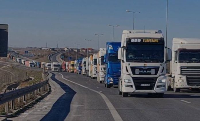 Fermierii și transportatorii amenință că o să blocheze Capitala