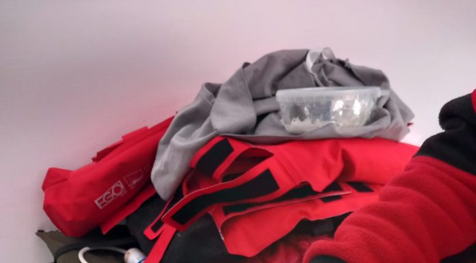 FOTO|Operațiune neobișnuită a Salvamont Gorj. Două mici păsări Aușel, salvate de la îngheț!