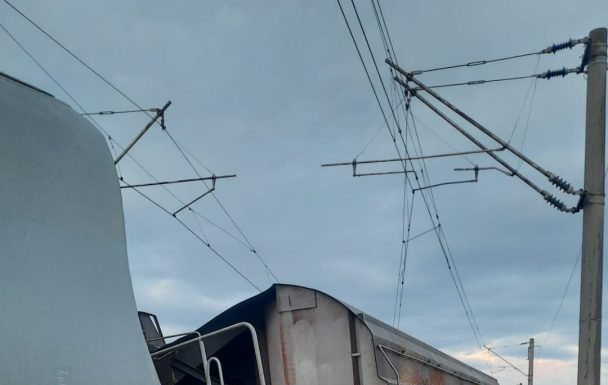 Trenuri anulate după deraierea unui marfar plin cu cereale