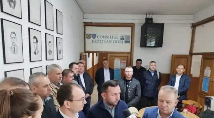 PNL Gorj cere ieșirea de la guvernare. Biroul șefului Consiliului Județean, luat cu asalt