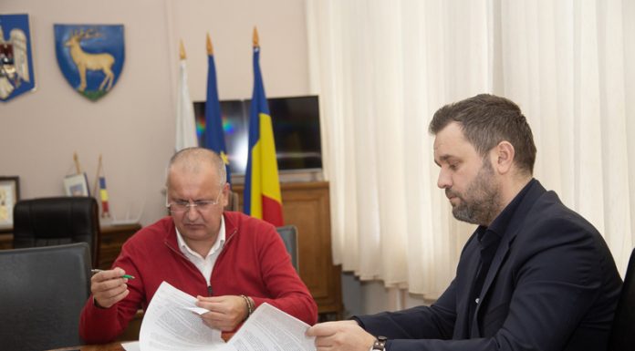 27 de microbuze electrice pentru elevii din Gorj