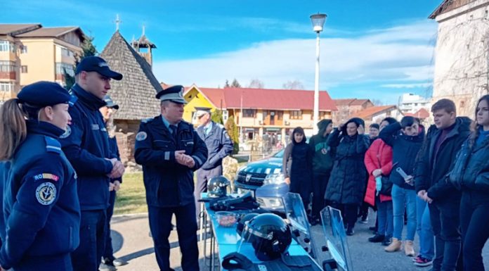 Târgu Jiu: Elevii Liceului Teologic, întâlnire cu jandarmii