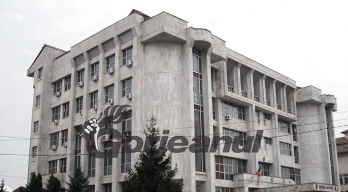 Judecat pentru ultraj, după ce, beat fiind, a agresat trei polițiști în curtea spitalului și în sediul poliției!