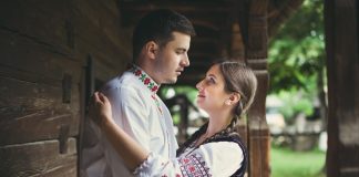 Spectacol folcloric, de Dragobete, la Târgu Jiu