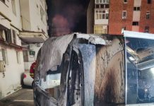 Azi-noapte, Târgu Jiu: Fațada unui bloc și o mașină, cuprinse de flăcări!