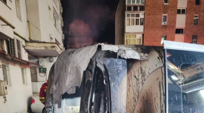 Azi-noapte, Târgu Jiu: Fațada unui bloc și o mașină, cuprinse de flăcări!