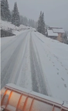 VIDEO| S-a întors iarna. Se deszăpezește pe drumul Novaci – Rânca