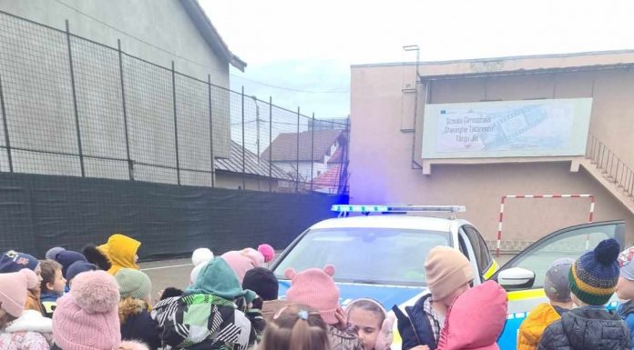 Polițiștii, prezenți printre elevii unei școli din Târgu Jiu