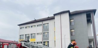 Salvatorii ISU Gorj au intervenit, la înălțime, la Liceul din Peștișani