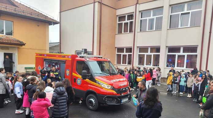 Elevi evacuați din școală. Exercițiu ISU Gorj