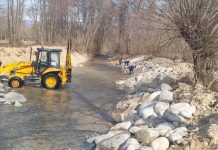 Lucrări de decolmatare a unui pârâu din Novaci