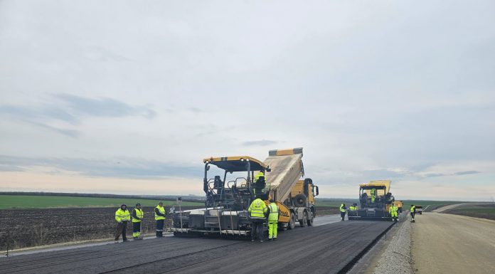 Primul strat de asfalt pe Drumul Expres Craiova – Pitești