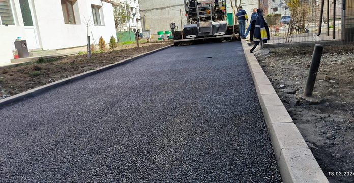 Lucrări de asfaltare într-un cartier din Târgu Jiu