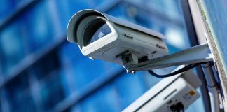 A furat camera de supraveghere montată de vecin. Motivul: Îl deranja!