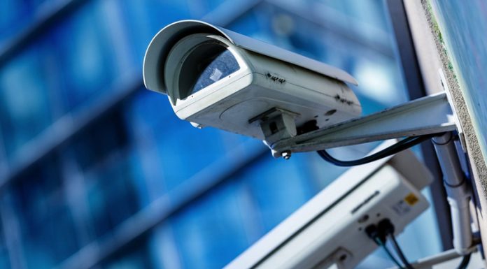 A furat camera de supraveghere montată de vecin. Motivul: Îl deranja!