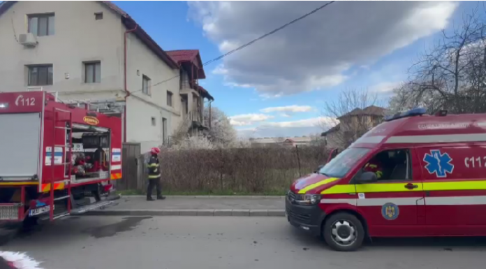 FOTO, VIDEO| Târgu Jiu: Incendiu lângă blocurile de pe str. Lotrului