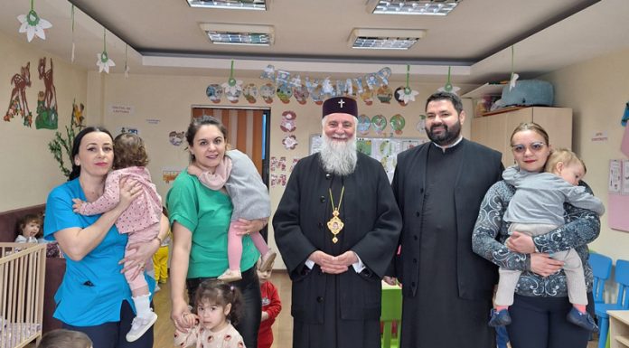 ÎPS Irineu a vizitat micuții de la o creșă și o grădiniță din Târgu Jiu