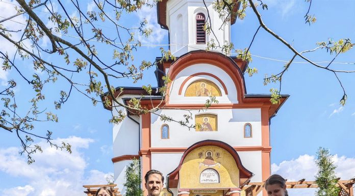 Atelier de pictură pe sticlă la biserica din Țicleni